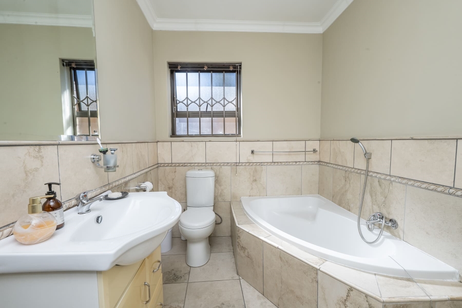 5 Bedroom Property for Sale in De Oude Spruit Western Cape